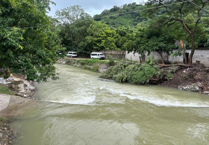 Arroyo sigue crecido en cabecera