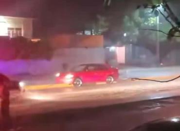 COCHE SE SUBIÓ AL CAMELLÓN