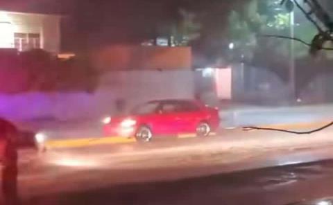 COCHE SE SUBIÓ AL CAMELLÓN