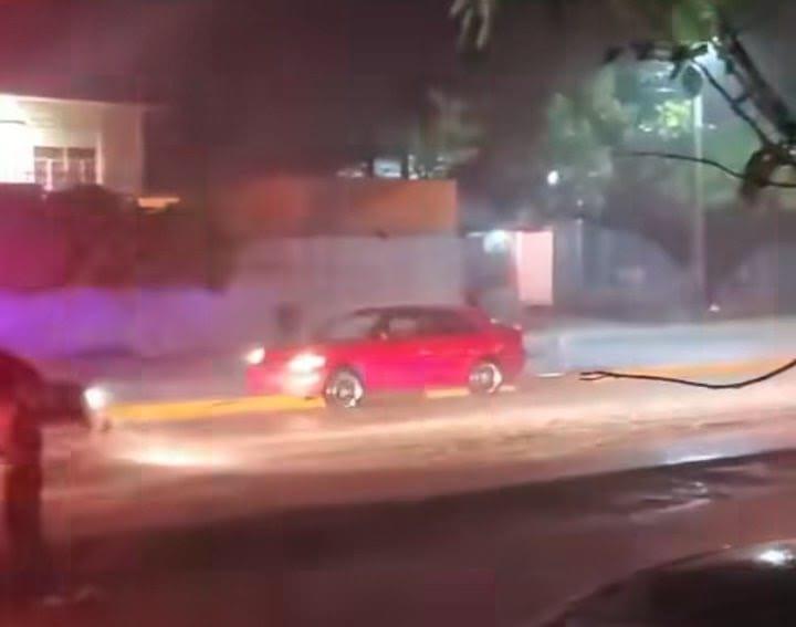 COCHE SE SUBIÓ AL CAMELLÓN