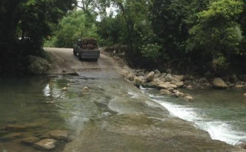 Urgen puentes-vado en el ejido Otlashuaco

