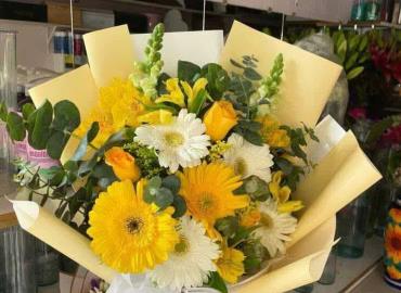 Se preparan floristas para la fiebre de flores amarillas