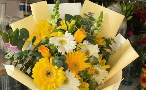 Se preparan floristas para la fiebre de flores amarillas