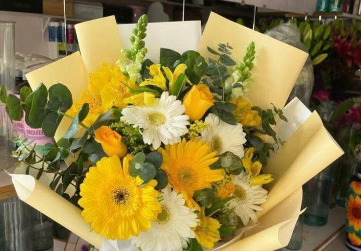 Se preparan floristas para la fiebre de flores amarillas
