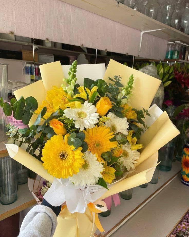 Se preparan floristas para la fiebre de flores amarillas