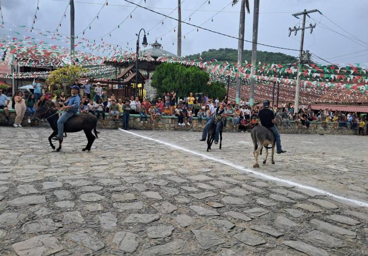Tradicional carrera de burros fue un éxito