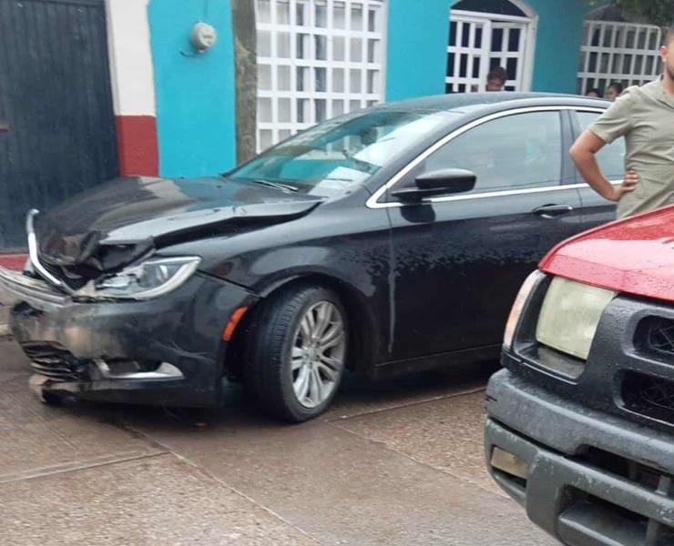 CHOQUE DE AUTOS DEJÓ SÓLO DAÑOS
