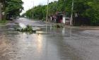 Llena de baches calle  recién repavimentada
