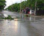 Llena de baches calle  recién repavimentada