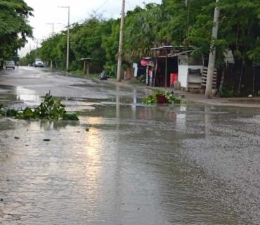 Llena de baches calle  recién repavimentada