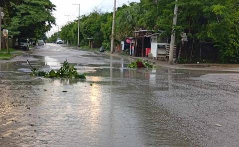 Llena de baches calle  recién repavimentada
