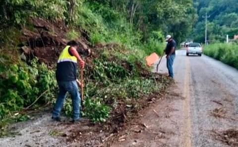 PC retira derrumbes en carreteras