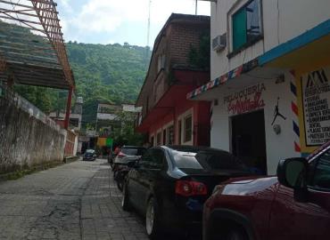 Denuncian a peluqueros por presunto consumo de alcohol en horario laboral