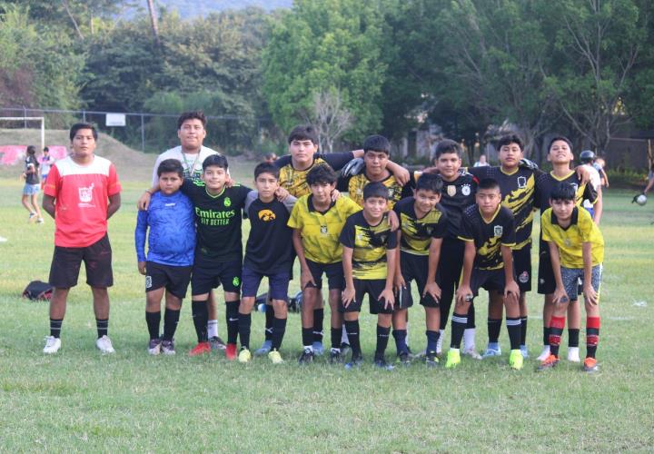 Rodará la pelota de futbol juvenil inicial