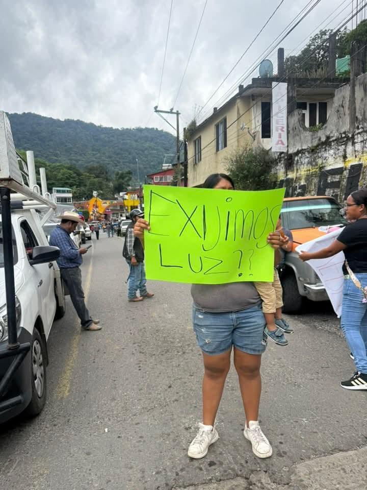 Bloqueada la vía 85: más de 90 horas sin luz en Chapulhuacán