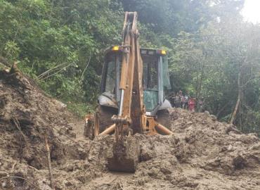 Atienden deslaves en comunidad La Peñita Atienden deslaves en comunidad La Peñita
