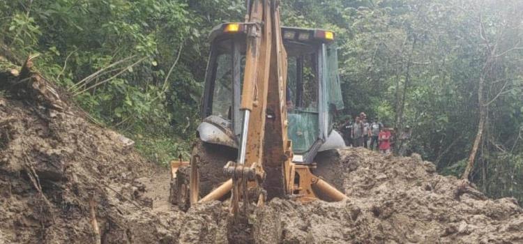 Atienden deslaves en comunidad La Peñita
