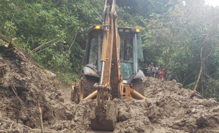 Atienden deslaves en comunidad La Peñita