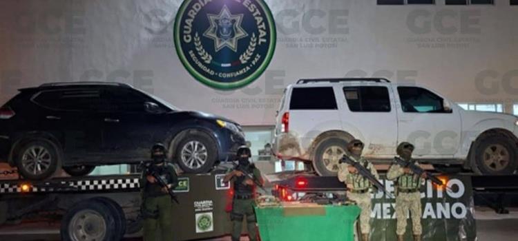 DECOMISAN ARMAS Y DOS CAMIONETAS           