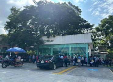 Saturan banco Bienestar en Matlapa por pago a adultos mayores
