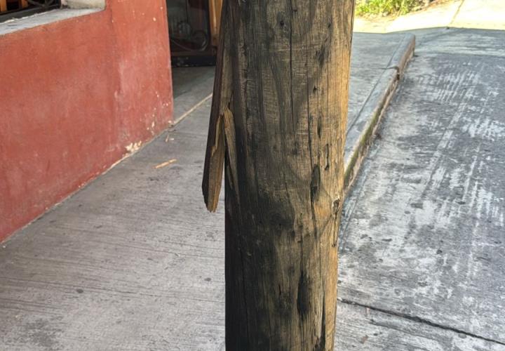 Temen desplome de poste averiado en San Miguel