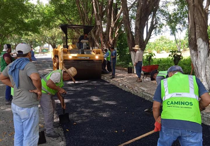 Retoman trabajos de bacheo tramo estatal Axtla–Comoca