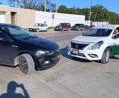 Dama chocó su auto contra taxi       