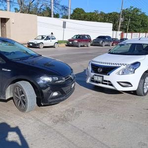Dama chocó su auto contra taxi       
