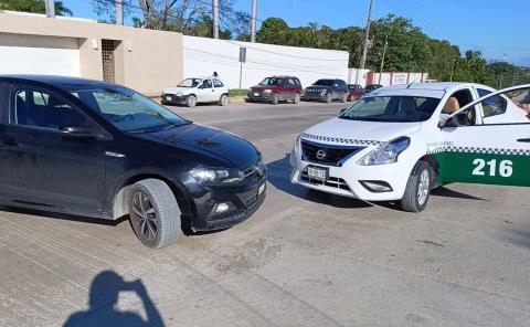 Dama chocó su auto contra taxi       
