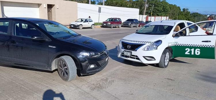 Dama chocó su auto contra taxi       