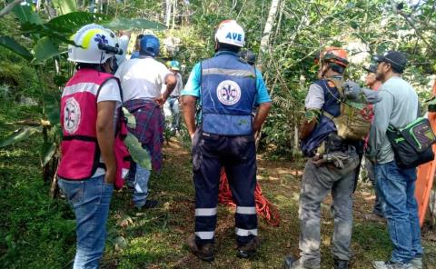 Menor muere al caer a un barranco