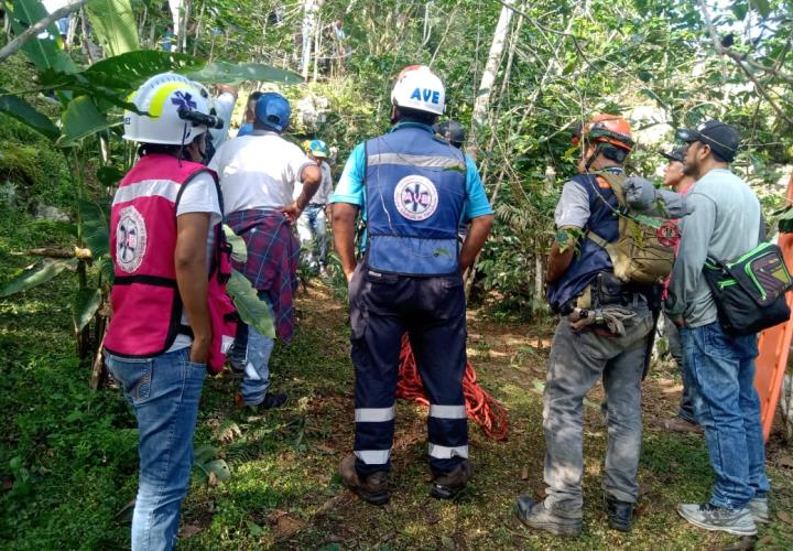 Menor muere al caer a un barranco