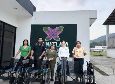 Suman esfuerzos DIF Estatal y Matlapa para entregar sillas de ruedas