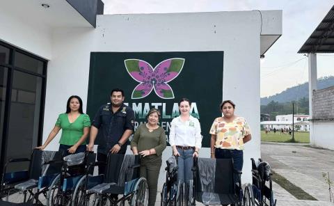 Suman esfuerzos DIF Estatal y Matlapa para entregar sillas de ruedas

