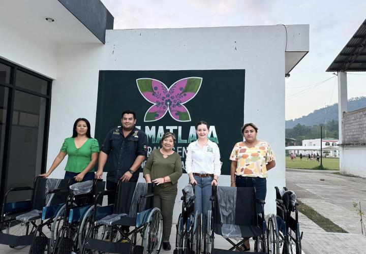 Suman esfuerzos DIF Estatal y Matlapa para entregar sillas de ruedas