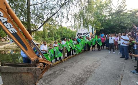 Benefician a familias con puente peatonal en el Barrio La Cruz