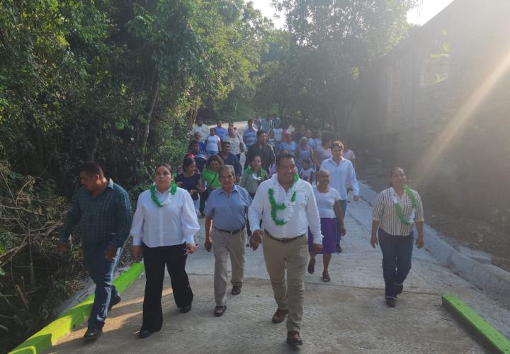 Con concreto hidráulico favorecen condiciones de vida en Chichictla