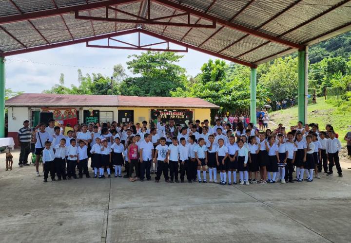 Agradecen alumnos nuevo espacio multideportivo