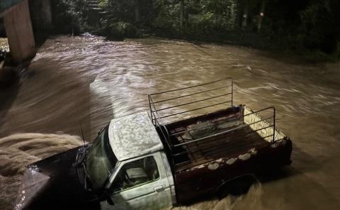 Camioneta arrastrada por arroyo en Tencaxapa
