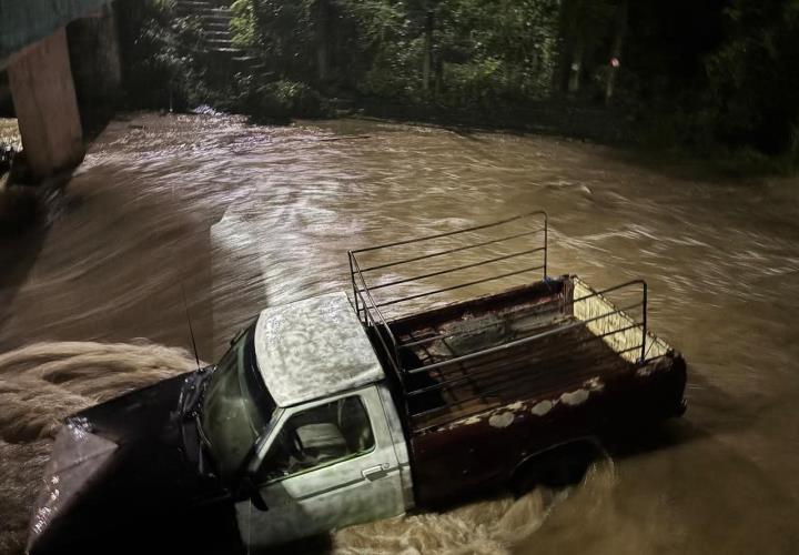 Camioneta arrastrada por arroyo en Tencaxapa