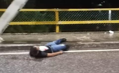 Joven ebrio cae sobre puente en Tamazunchale