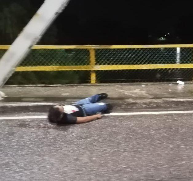 Joven ebrio cae sobre puente en Tamazunchale