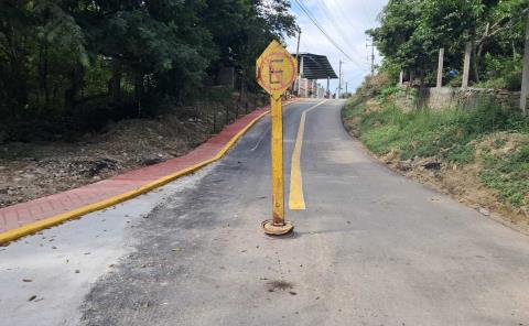 Nuevos andadores y repavimentación mejoran la vialidad