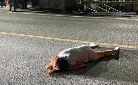 Atropellan a joven en motoneta sobre puente metálico