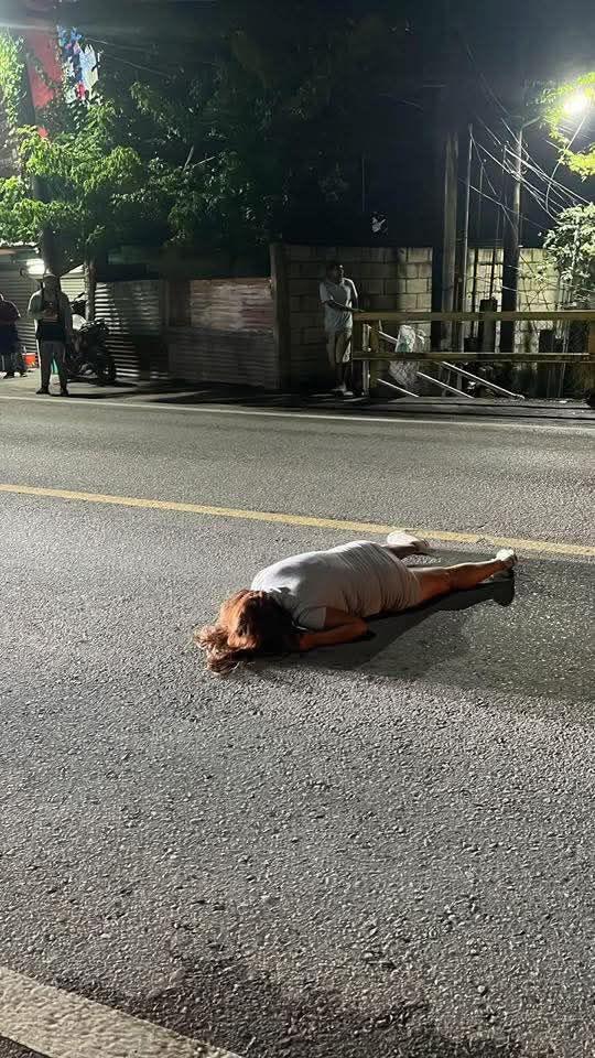 Atropellan a joven en motoneta sobre puente metálico