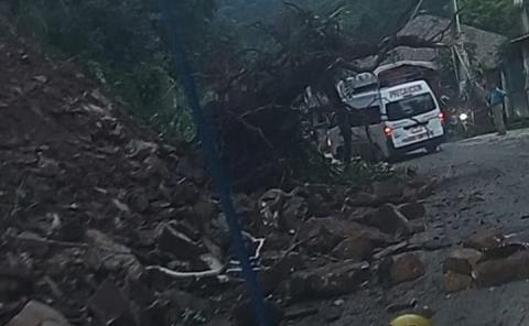 Derrumbe bloquea carril en curva de Huazalingo