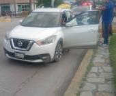 Auto se impactó contra el camellón    
