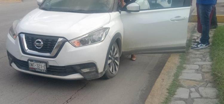 Auto se impactó contra el camellón    