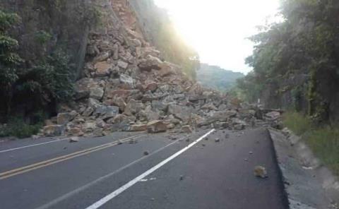 Derrumbe en la autopista                                 
