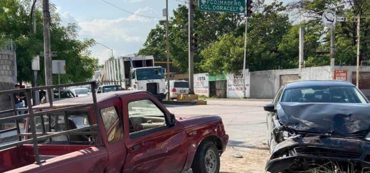 DAMA CHOCÓ SU AUTOMÓVIL       